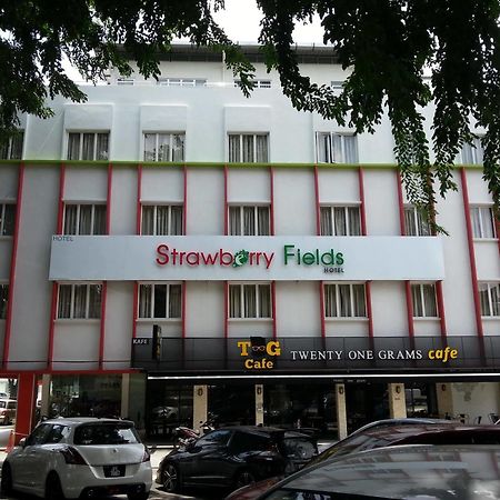 Hotel Strawberry Fields Petaling Jaya Esterno foto