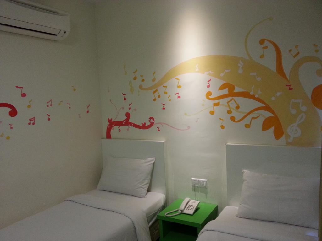 Hotel Strawberry Fields Petaling Jaya Esterno foto