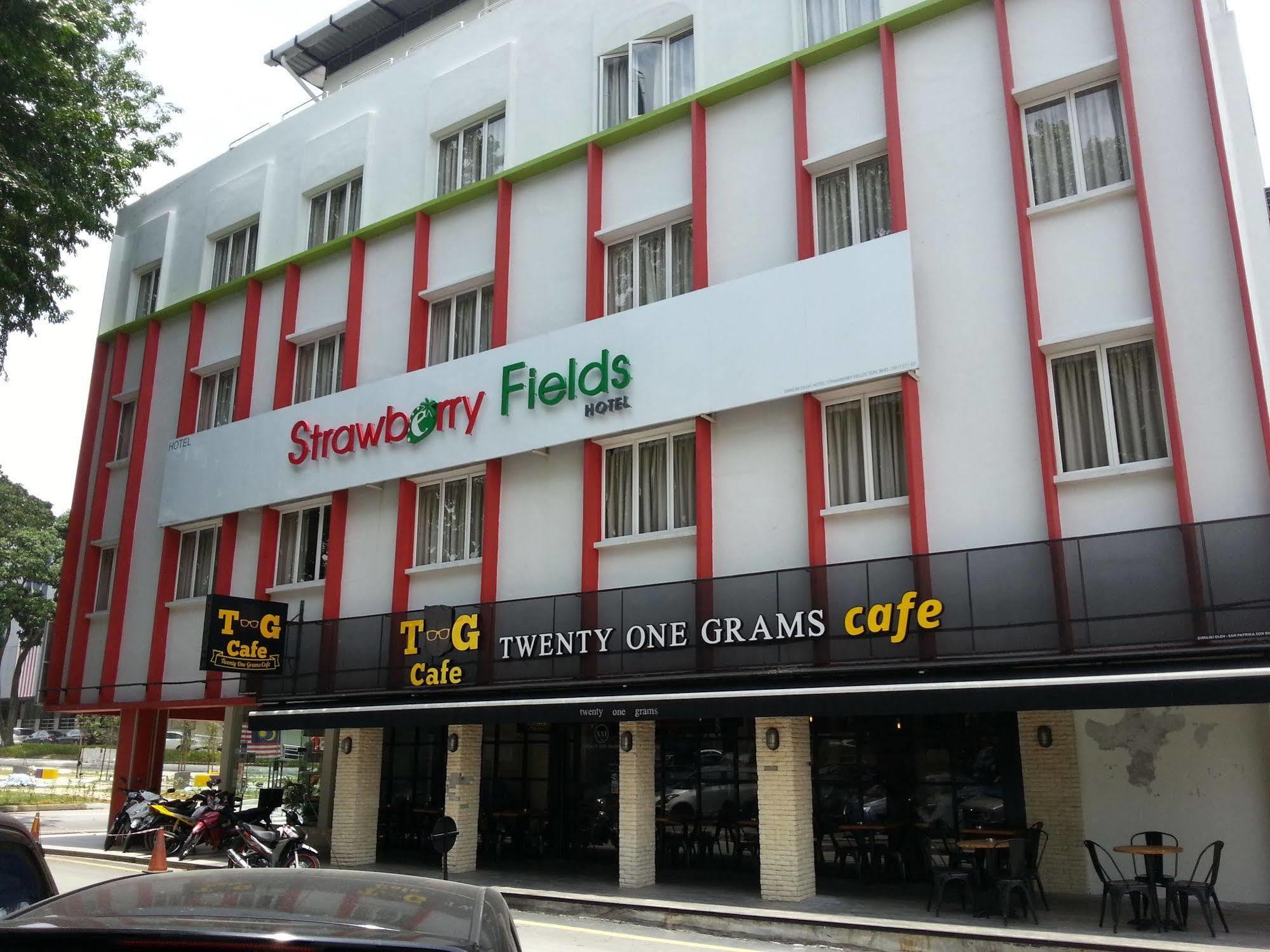 Hotel Strawberry Fields Petaling Jaya Esterno foto