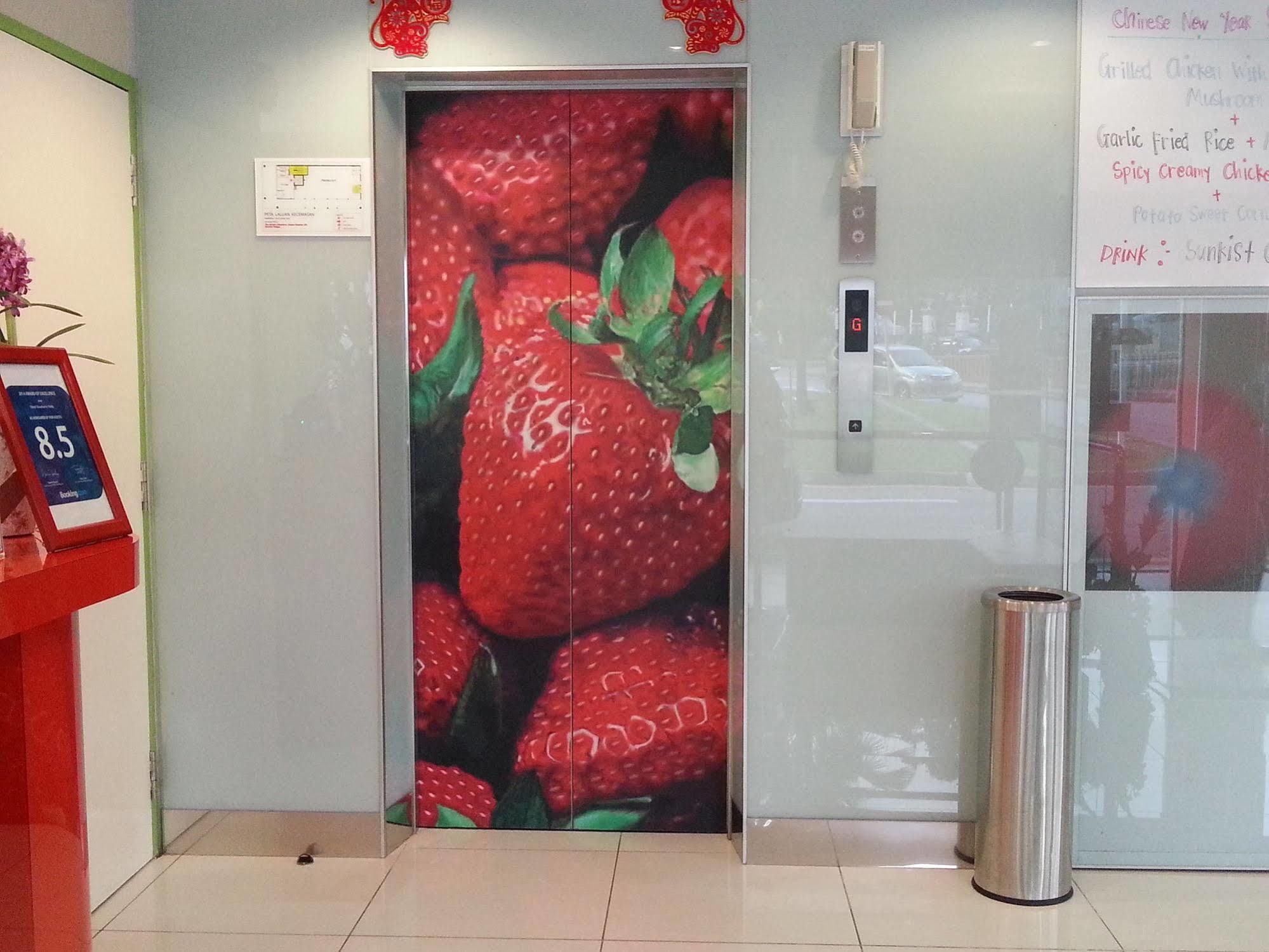 Hotel Strawberry Fields Petaling Jaya Esterno foto