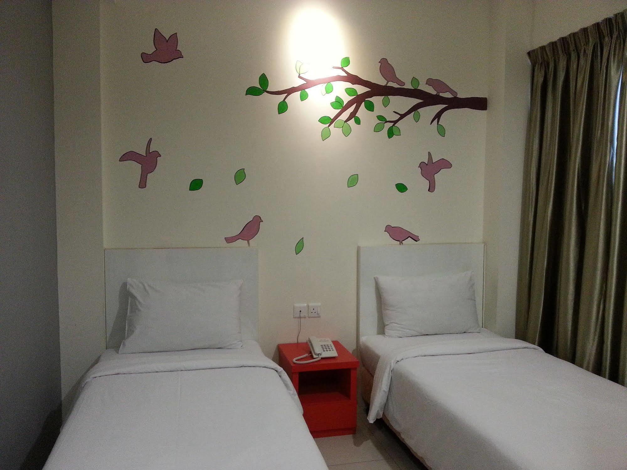 Hotel Strawberry Fields Petaling Jaya Esterno foto