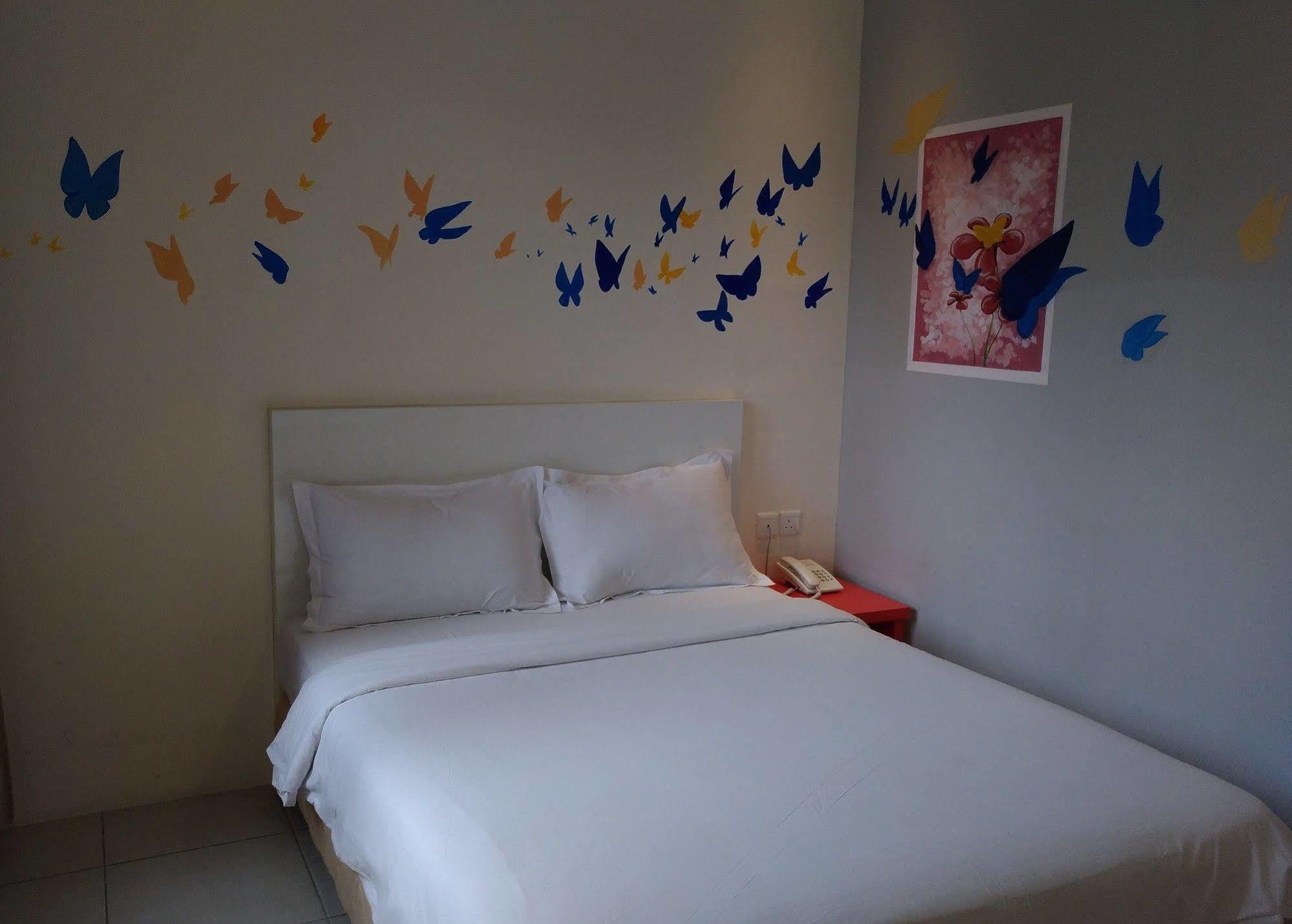 Hotel Strawberry Fields Petaling Jaya Esterno foto