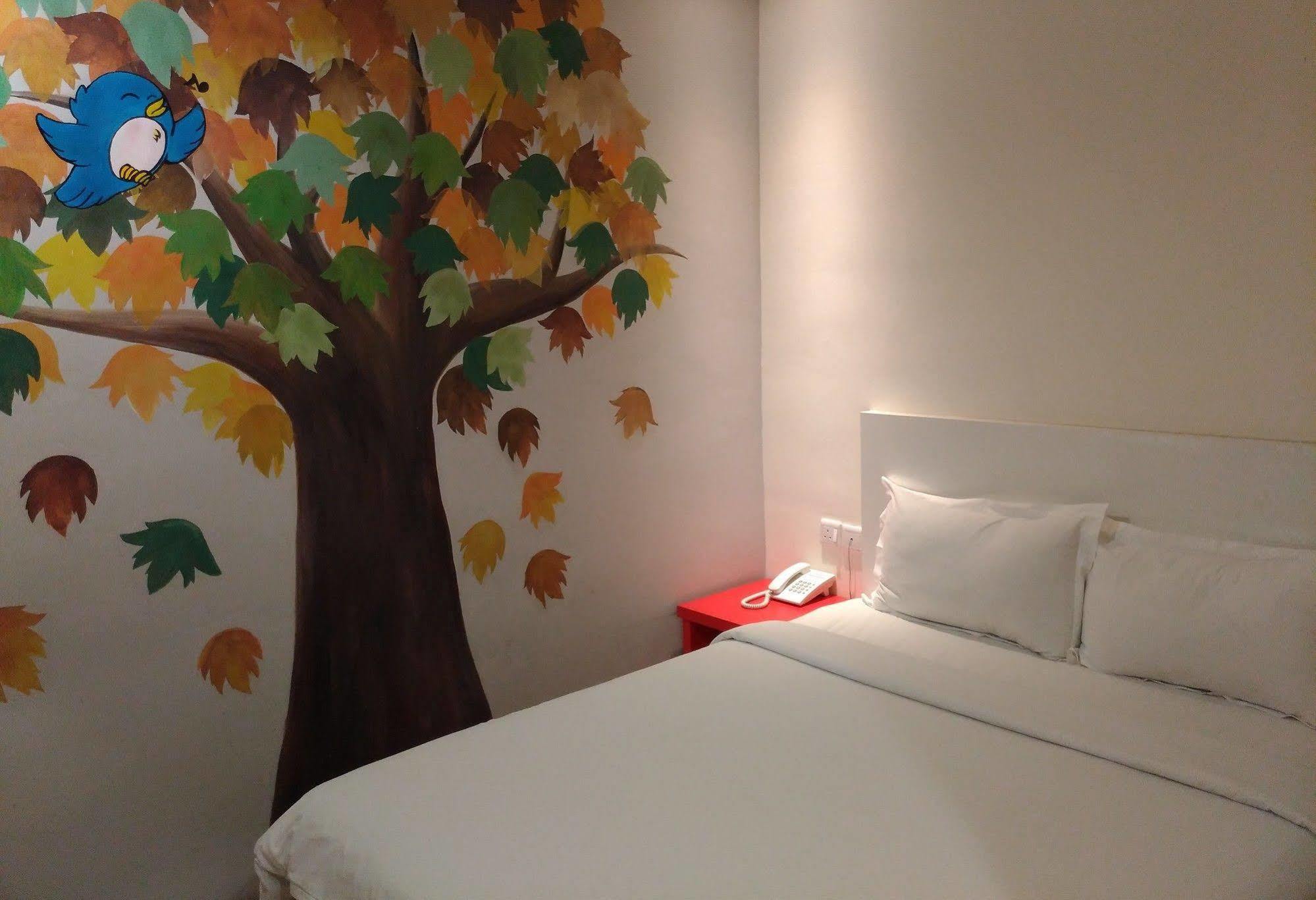 Hotel Strawberry Fields Petaling Jaya Esterno foto