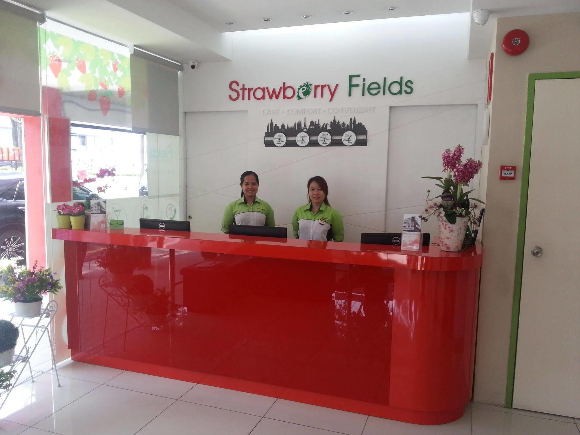 Hotel Strawberry Fields Petaling Jaya Esterno foto