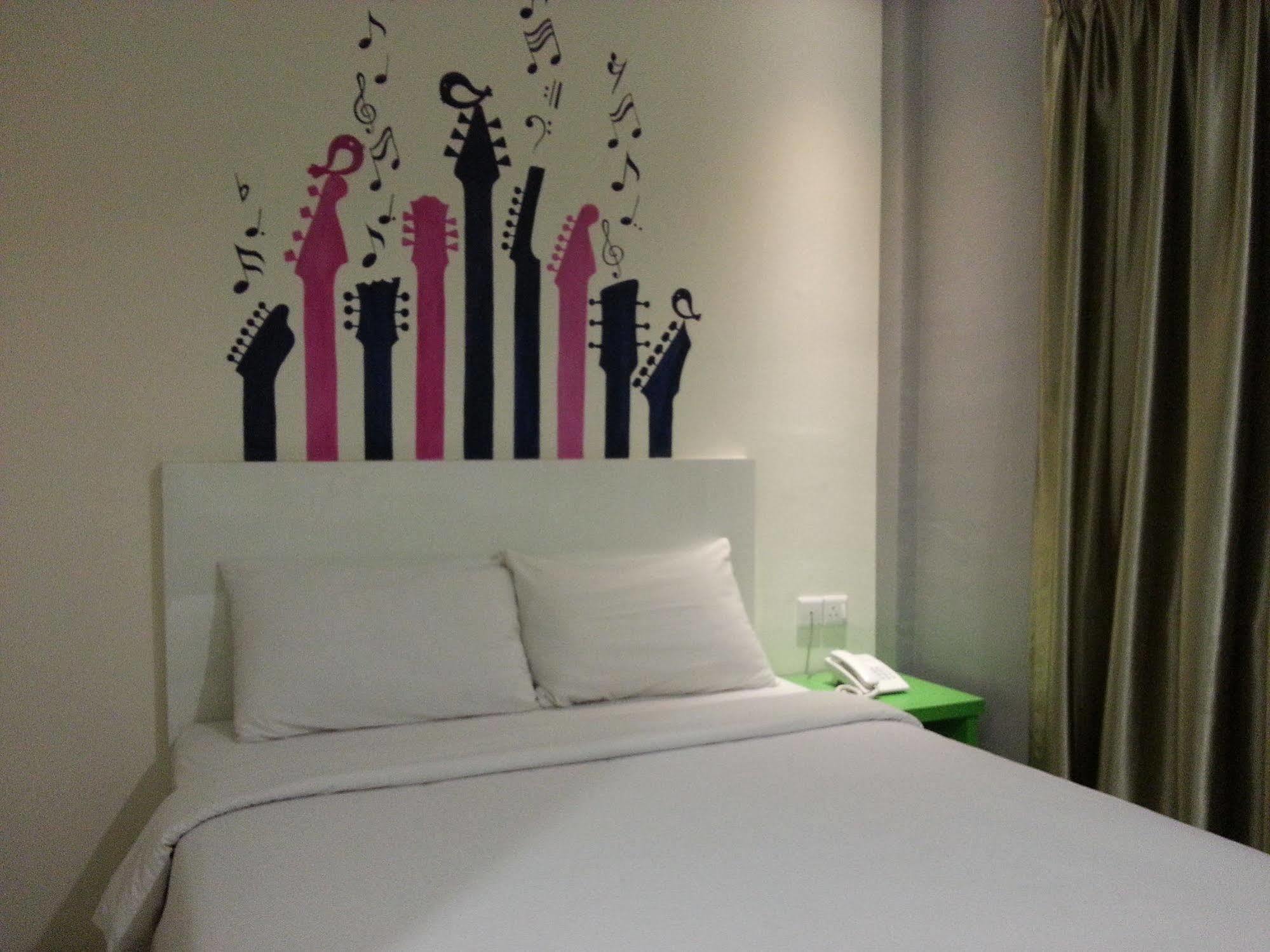 Hotel Strawberry Fields Petaling Jaya Esterno foto