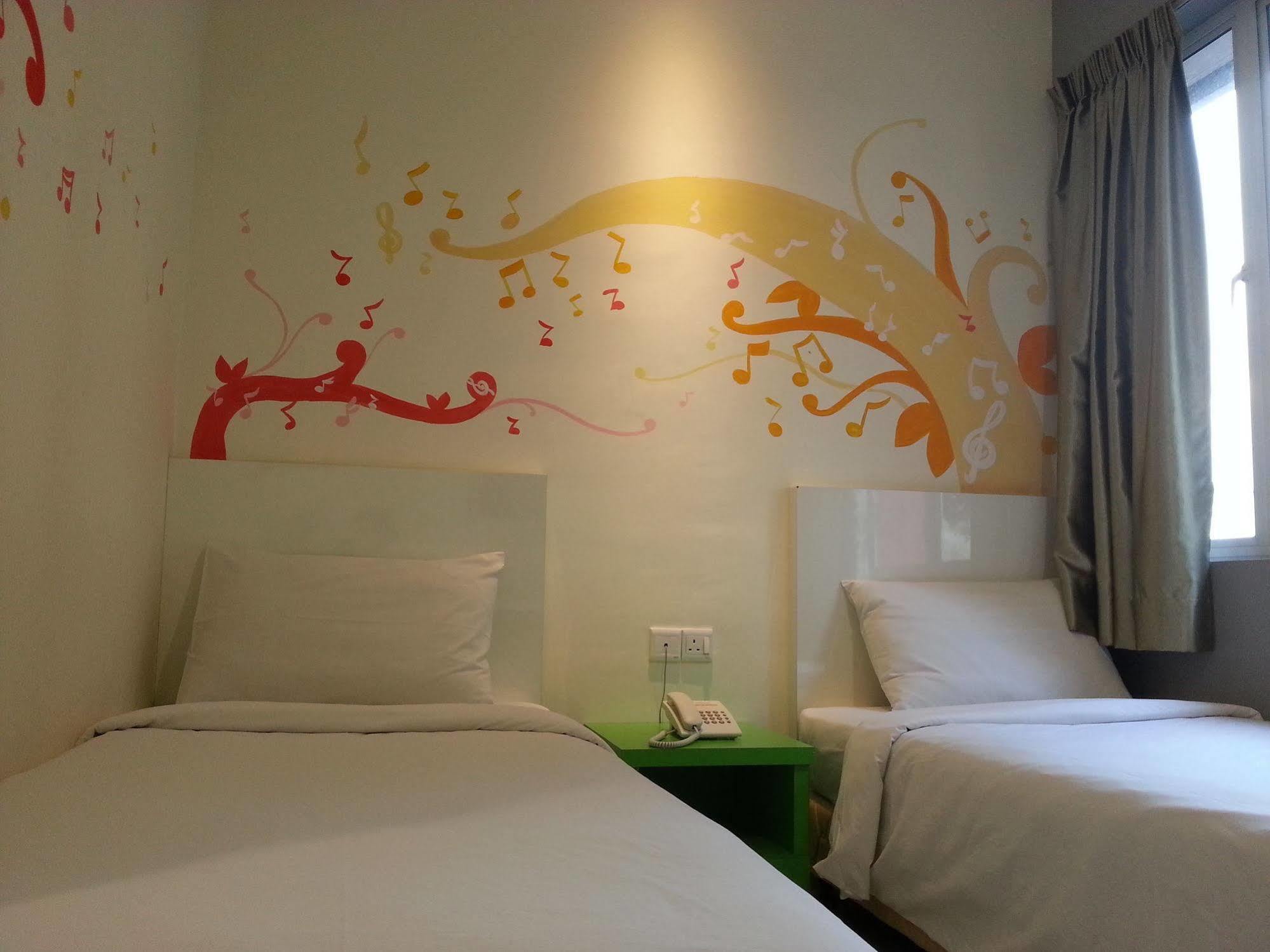 Hotel Strawberry Fields Petaling Jaya Esterno foto